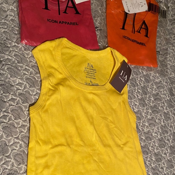 Bundle of tank tops - Picture 5 of 7